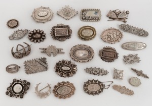 Twenty nine assorted antique silver brooches with engraved decoration, 19th/20th century, the largest 5.6cm wide