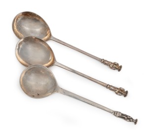 Three antique English Apostle seal top spoons, marks rubbed, late 17th and 18th century, ​​​​​​​the largest 18.5cm long, 148 grams total