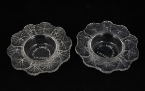 LALIQUE&nbsp;pair of French glass bowls with leaf decoration, engraved&nbsp;"Lalique, France, 75 Years, Linz Jewelists", 15cm wide each