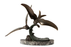 115 · A French Art Deco seagull statue, patinated spelter on marble base, circa 1930, 44cm high, 56cm wide