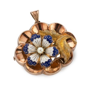 An antique 9ct yellow gold brooch adorned with a blue and white enamel flower, set with a pearl, late 19th century, stamped "E.R.", ​​​​​​​4.5cm wide, 8.8 grams