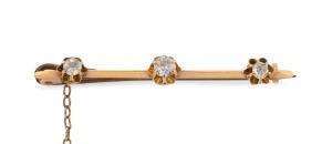 DONOVAN & OVERLAND of Perth, antique 15ct yellow gold bar brooch, set with three evenly spaced old fashioned cut white diamonds in claw settings, 19th century, stamped "15ct" with pictorial key mark, ​​​​​​​4.5cmwide, 4 grams