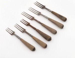 Six assorted Georgian steel forks with wooden handles,18th/19th century, the largest 16.5cm long