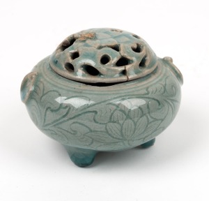 140 · An antique Korean lotus design porcelain censer, 17th/18th century, seal mark to base, 7cm high, 10cm wide