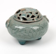 An antique Korean lotus design porcelain censer, 17th/18th century, seal mark to base, 7cm high, 10cm wide