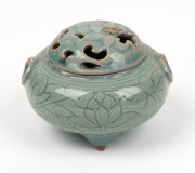 An antique Korean lotus design porcelain censer, 17th/18th century, seal mark to base, 7cm high, 10cm wide - 2