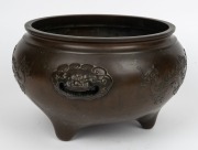 A Chinese bronze censer with dragon decoration and lion's head handles, 19th/20th century, ​​​​​​​19cm high, 27cm wide - 2