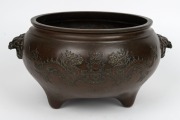A Chinese bronze censer with dragon decoration and lion's head handles, 19th/20th century, ​​​​​​​19cm high, 27cm wide - 3