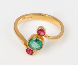 A 14ct yellow gold ring, set with an emerald flanked by two rubies, 20th century, stamped "585", ​​​​​​​3.2 grams