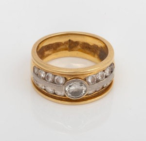 An 18ct yellow gold ring, set with a central diamond flanked by eight diamonds on each shoulder, stamped "18ct", 8.5 grams&nbsp;