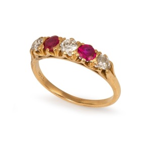An 18ct yellow gold ring, set with two rubies, and three diamonds,19th/20th century, stamped "18ct", ​​​​​​​3.2 grams