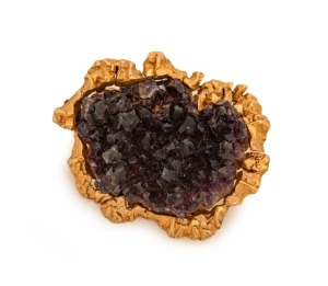 A gold mounted amethyst mineral specimen brooch, 20th century, ​​​​​​​4cm high, 20.1 grams total