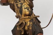 YOSHIMITSU fine quality antique Japanese Miyao&nbsp;studio style patinated bronze statue&nbsp;of a kneeling samurai archer. The mixed metal sculpture with detailed gilt highlights and textured armour&nbsp;with original bow, arrow and tanto, signed in a gilt rectangular - 4