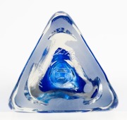 CHRIS PANTANO blue sommerso&nbsp;Australian art glass scent bottle of triangular form, incised "Chris Pantano", 14.5cm high - 2