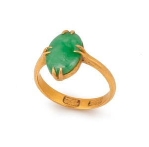 A vintage Chinese high carat gold and polished jade ring, 20th, century, Chinese double seal mark, ​​​​​​​4.2 grams total