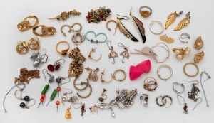 Assorted earrings, rings and jewellery including a gold nugget pendant (2.9 grams), (qty)