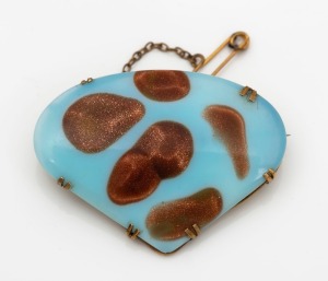 A vintage 9ct gold mounted brooch, 20th century, stamped "9ct", ​​​​​​​4.7cm wide