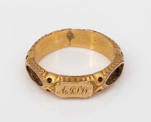 An antique 15ct yellow gold mourning ring adorned with woven hair panels and monogram "A.T.S.W.", early to mid 19th century, 2 grams