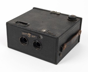 THORNTON-PICKARD: Stereo Puck 120 rollfilm stereo box camera, c. 1932.