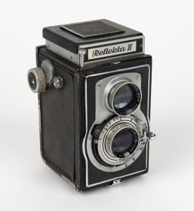 WELTA: Reflekta II TLR camera, c. 1951, with Pololyt 75mm f3.5 lens [#577159] and Prontor-SV shutter.