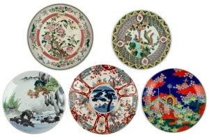 Five assorted antique and vintage Chinese and Japanese porcelain chargers, 19th/20th century, the largest 42cm diameter