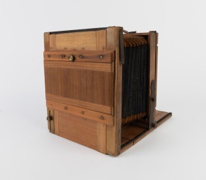 22 x 17cm plate tailboard camera with body cap element.