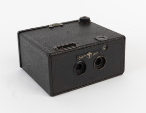THORNTON-PICKARD: Stereo Puck 120 rollfilm stereo box camera, c. 1932.