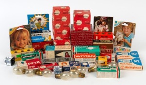 VARIOUS MANUFACTURERS: Accumulation of more than eighty flash bulbs, of varying size and type, from such manufacturers as Atlas, Hanimex, Philips, and Syvania. (80+ items)