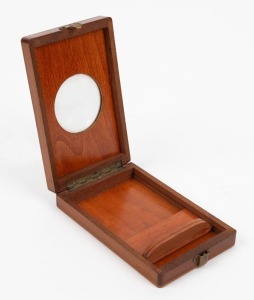 13.5 x 8.5 x 3cm folding graphoscope.