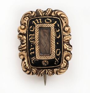 An antique English 15ct gold and enamel mourning brooch, early 19th century, inscribed "Rich.d. Hart, ob. 23 Jan. 1827, age 85", 2.3cm wide, 4.5 grams