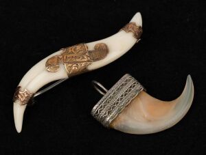 An antique Indian tiger claw pendant mounted in filigree silver; together with a 9ct gold mounted "MIZPA" brooch with animal tooth adornments, 19th/20th century, (2 items), ​​​​​​​the brooch 5.5cm wide