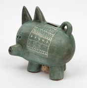 GUS McLAREN rare pottery pig money box with green glaze and sgraffito decoration, incised "McLaren", 17cm high, 19cm wide - 3
