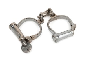 HIATT convict handcuffs with screw-key and original nickel finish, engraved "HIATT SPF 1329". Note: very small size. ​​​​​​​24cm wide
