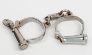 HIATT&nbsp;convict handcuffs with screw-key and original nickel finish, engraved "HIATT&nbsp;SPF 1329". Note: very small size. ​​​​​​​24cm wide - 2