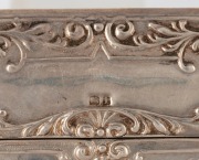 An impressive antique sterling silver calling card case beautifully decorated with repousse&nbsp;kangaroo in landscape, made by Crisford & Norris of Birmingham, circa 1908, ​​​​​​​10cm high, 60 grams. - 4