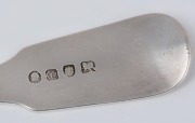 Chinese export&nbsp;silver fiddle pattern tablespoon with scallop shell decoration and engraved monogram and crest for JAMES NORTON of Ecclesbourne, circa 1830s, stamped "C.U." with pseudo hallmarks, as used by the trading house of the American expat JOHN CUSH - 3