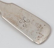 HENRY STEINER Colonial Australian silver knife with engraved "H", South Australian origin, 19th century, stamped "H. STEINER, ADELAIDE" crown and lion passant, ​​​​​​​18cm long, 39 grams. - 2