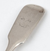 WILLIAM PARK Colonial Australian silver teaspoon with engraved crest (for MORGAN family), Sydney origin, circa 1845, stamped "W.P." with leopard, Gothic date letter "S", lion passant and monarch's head, ​​​​​​​14cm long, 21 grams. - 2