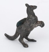 An antique silver plated kangaroo pin cushion with glass eyes, 19th century, 8cm high. - 2