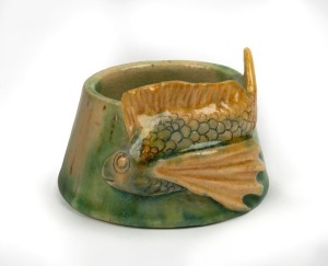 CASTLE HARRIS green glazed pottery bowl with applied fish decoration, incised "Castle Harris", 5cm high, 8cm diameter