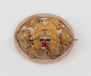 An antique Colonial yellow gold "GOOD LUCK" brooch adorned with red stone, 19th century, ​​​​​​​3.8cm wide, 6.1 grams
