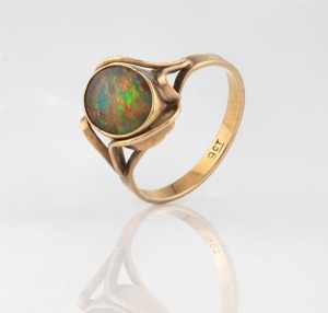An antique Australian 9ct gold and opal ring, 19th/20th century, stamped "9ct", ​​​​​​​2.5 grams