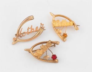 Three antique Australian 9ct gold wishbone "MOTHER" brooches with coloured stones, 19th/20th century, the largest 3.5cm wide, 6.5 grams total.