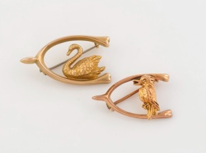 Two antique Australian 9ct gold wishbone brooches, decorated with a swan and kookaburra, both manufactured by WILLIS & SONS of Melbourne, 19th/20th century, both stamped "9" flanked by pictorial marks, ​​​​​​​the swan brooch 3.5cm wide, 3.5 grams total.