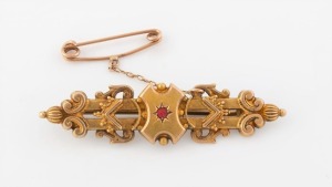 WILLIS & SONS of Melbourne antique 15ct gold and red stone brooch, 19th century, stamped "15" flanked by pictorial marks, 5.9cm wide, 5.5 grams.
