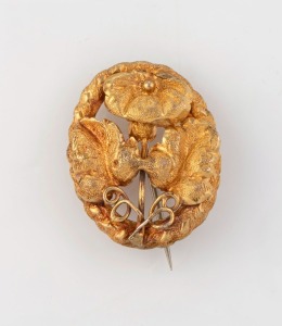 An antique Colonial Australian 15ct gold oval brooch with floral motif, circa 1860s, 2.5cm wide, 2.7 grams.