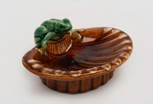 BENDIGO pottery soap dish with frog decoration, 13.5cm wide