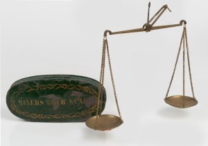 "MINER'S GOLD SCALES" in original green metal tin with gold lettering, 19th century, ​​​​​​​16cm wide.