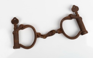 Vintage handcuffs with key stamped "R.C.S. 1941", 26cm wide.