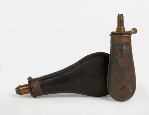 Two antique powder flasks, 19th century, ​​​​​​​16cm and 20cm long.